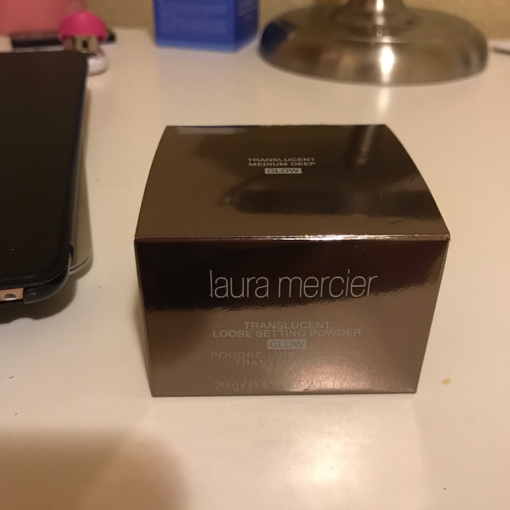 Laura Mercier Translucent Powder (medium deep)